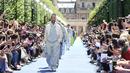 Ini adalah runway Louis Vuitton pertama Virgil Abloh yang menampilkan beberapa teman selebritasnya. Video yang menunjukkan dirinya dan Kanye West menangis sambil berpelukan menjadi viral setelah itu. Foto: Forbes.