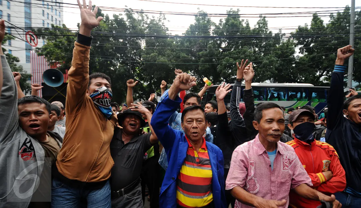 Ratusan warga Kalijodo melakukan aksi di depan gedung DPRD DKI Jakarta, Jumat (19/2/2016). Dalam aksinya, mereka menuntut ganti rugi lahan pemukiman dan kepastian relokasi pemukiman. (Liputan6.com/Helmi Fithriansyah)