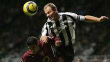 Alan Shearer. Striker Inggris berusia 51 tahun yang pensiun bersama Newcastle United pada Juli 2006 ini masih kukuh menempati puncak top skor Liga Inggris sepanjang masa. Total 260 golnya ia cetak saat memperkuat Blackburn Rovers dan Newcastle United dalam 14 musim. (AFP/Martyn Harrison)