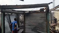 Pasar Gembong, Tangerang terbakar, Minggu (20/2/2022) dini hari. Kebakaran membuat 102 lapak pedagang Pasar Gembong hangus tak tersisa. (Liputan6.com/Pramita Tristiawati)