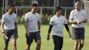Pelatih Timnas Indonesia U-22, Indra Sjafri, berbincang dengan para staf saat latihan di Lapangan ABC, Senayan, Jakarta, Jumat (11/1). Latihan sekaligus seleksi pemain ini untuk persiapan turnamen Piala AFF U-22. (Bola.com/M Iqbal Ichsan)