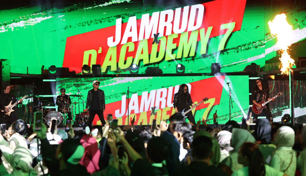 Konser yang menandai perjalanan 31 tahun Indosiar tersebut dilangsungkan di di Studio 6 Emtek City, Daan Mogot, Jakarta Barat, pada Sabtu (10/1/2026) malam. Tampak dalam foto, penampilan grup band Jamrud pada hari pertama malam puncak pertama Konser Raya 31 Tahun Indosiar Luar Biasa di Studio 6 Emtek City, Daan Mogot, Jakarta Barat, pada Sabtu (10/1/2026) malam. (Kapanlagi.com/Budy Santoso)