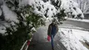 Sebuah kejadian yang tidak biasa pada musim dingin di musim semi melanda Balkan Barat pada hari Selasa, membawa salju dan hembusan angin kencang yang mengganggu lalu lintas di wilayah tersebut. (AP Photo/Darko Vojinovic)