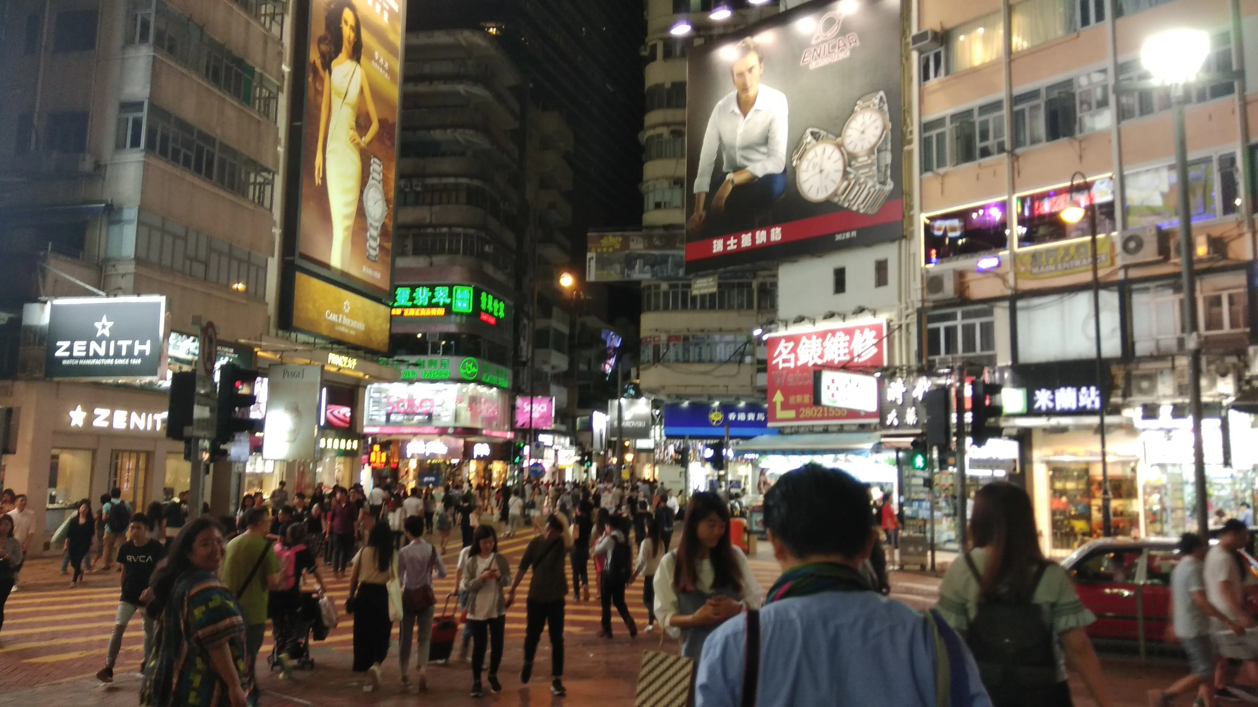Merayakan Konsumerisme dengan Bangga di Surga Belanja Causeway Bay Hong Kong.  (Foto: Ahmad Ibo/Liputan6.com)