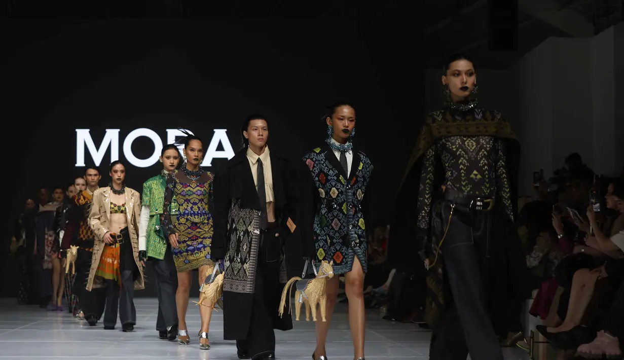 Para model memeragakan busana fesyen Moral pada panggung gelaran mode Jakarta Fashion Week (JFW) 2026 di City Hall, Pondok Indah Mall 3, Jakarta, Rabu (29/10/2025). (Kapanlagi.com/Budy Santoso)