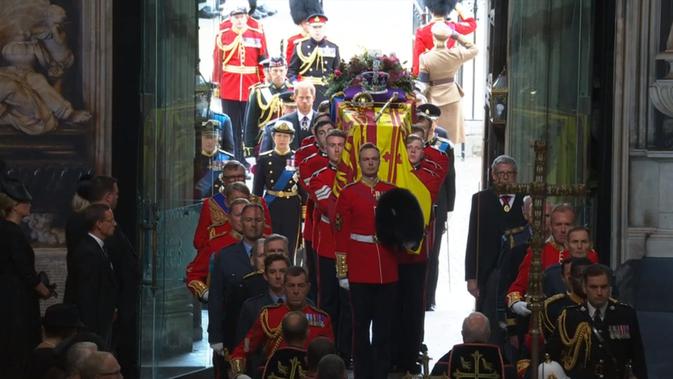 <p>Peti mati Ratu Elizabeth II tiba di Westminster Abbey. Terlihat Putri Anne dan Pangeran Harry di belakang peti. Dok: BBC</p>