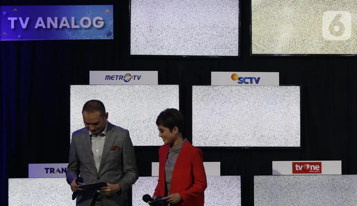 <p>Pembawa acara saat seremoni penghentian siaran TV analog (Analog Switch Off/ASO) di halaman Kantor Kementerian Komunikasi dan Informatika (Kominfo), Jakarta, Kamis (3/11/2022) dini hari. Sebanyak 222 kabupaten/kota, termasuk kawasan Jakarta, Bogor, Depok, Tangerang, Bekasi (Jabodetabek), tak bisa lagi menikmati siaran televisi analog mulai Rabu (2/2) tengah malam. (Liputan6.com/Helmi Fithriansyah)</p>