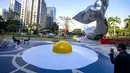 Instalasi seni bertajuk "Art Eggcident", karya seniman Belanda Henk Hofstra, patung telur goreng raksasa, menutupi halaman di luar sebuah gedung komersial di Sao Paulo, Brasil, Rabu, 20 September 2023. (AP Photo/Andre Penner)