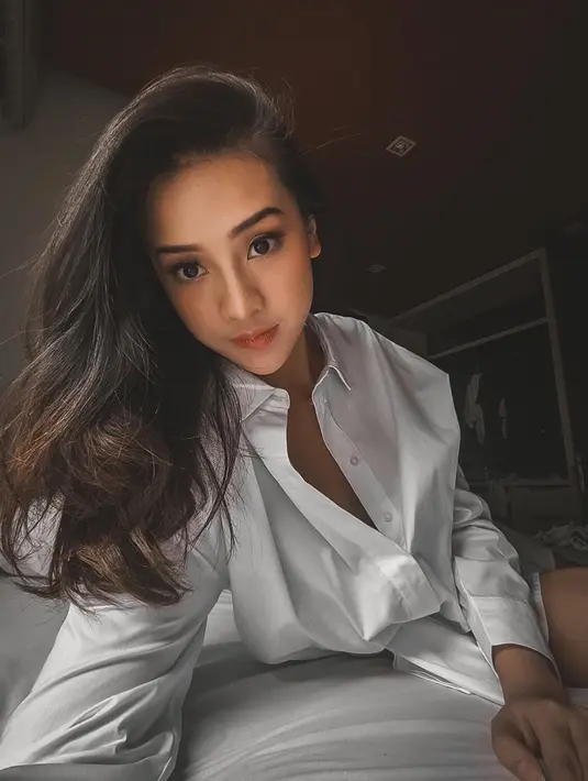 Menjadi bintang tamu di channel Youtube Deddy Corbuzier, Anya mengatakan bahwa dirinya pertama kali berpacaran di usia 13 tahun. Menariknya, sejak saat usia itu juga Anya mengaku tidak pernah menjomblo. (Instagram/anyageraldine)