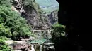 Pemandangan Ngarai Hongshi (Batu Merah) di lokasi wisata Gunung Yuntai di Wilayah Xiuwu, Provinsi Henan, China tengah (28/5/2020). Ngarai di dataran Danxia sepanjang 1,5 kilometer tersebut memiliki batu pasir berwarna kemerahan. (Xinhua/Zhu Xiang)