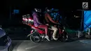 Pemudik bermotor membawa barang bawaannya melintas di jalur pantura kawasan Indramayu, Jawa Barat, Minggu (2/7). Lebaran H+7, arus balik pemudik yang mengendarai sepeda motor mulai terlihat memadati jalur pantura. (Liputan6.com/Faizal Fanani)
