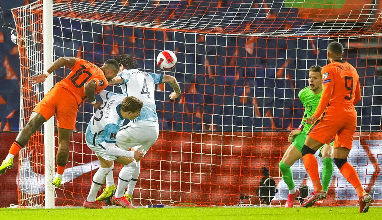 Pemain Belanda Memphis Depay (kiri) menyundul bola ke gawang Norwegia pada pertandingan sepak bola kualifikasi Grup G Piala Dunia 2022 di Stadion De Kuip, Rotterdam, Belanda, 16 November 2021. Belanda menang 2-0. (AP Photo/Peter Dejong)