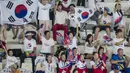 Sejumlah suporter Korea Utara dan Korea Selatan bersatu saling mendukung saat menyaksikan pertandingan renang indah di Stadion Aquatic Senayan, Jakarta, Rabu (29/8/2018). (Bola.com/Vitalis Yogi Trisna)