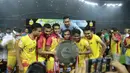 Pemain muda Bhayangkara FC berfoto bersama trofi juara Liga 1 2017 di Stadion Patriot Bekasi, Sabtu (12/11/2017). Bhayangkara kalah 1-2 lawan Persija. (Bola.com/Nicklas Hanoatubun)