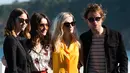 Aktor Robert Pattinson berpose dengan Mia Goth, Juliette Binoche dan Agata Buzek saat pemotretan mempromosikan film "High life" selama Festival Film San Sebastian ke-66, di kota Basque Spanyol utara San Sebastian (27/9). (AFP Photo/Ander Gillenea)