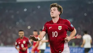 Pemain Timnas Indonesia, Ole Romeny melakukan selebrasi setelah mencetak gol ke gawang China melalui eksekusi tendangan penalti dalam laga lanjutan putaran ketiga Kualifikasi Piala Dunia 2026 di Stadion Utama Gelora Bung Karno (SUGBK), Senayan, Jakarta, Selasa (05/06/2025). (Bola.com/Bagaskara Lazuardi)