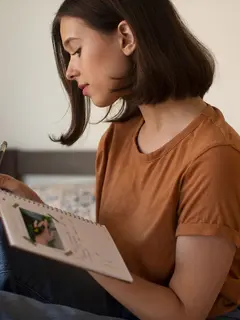 Teknik journaling untuk healing dan manfaat yang bisa dirasakan. (foto: jcomp/freepik)