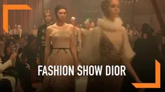 Rumah busana Dior memamerkan koleksinya di Dubai. Dior mengambil inspirasi dari pertunjukan sirkus untuk model busananya kali ini.