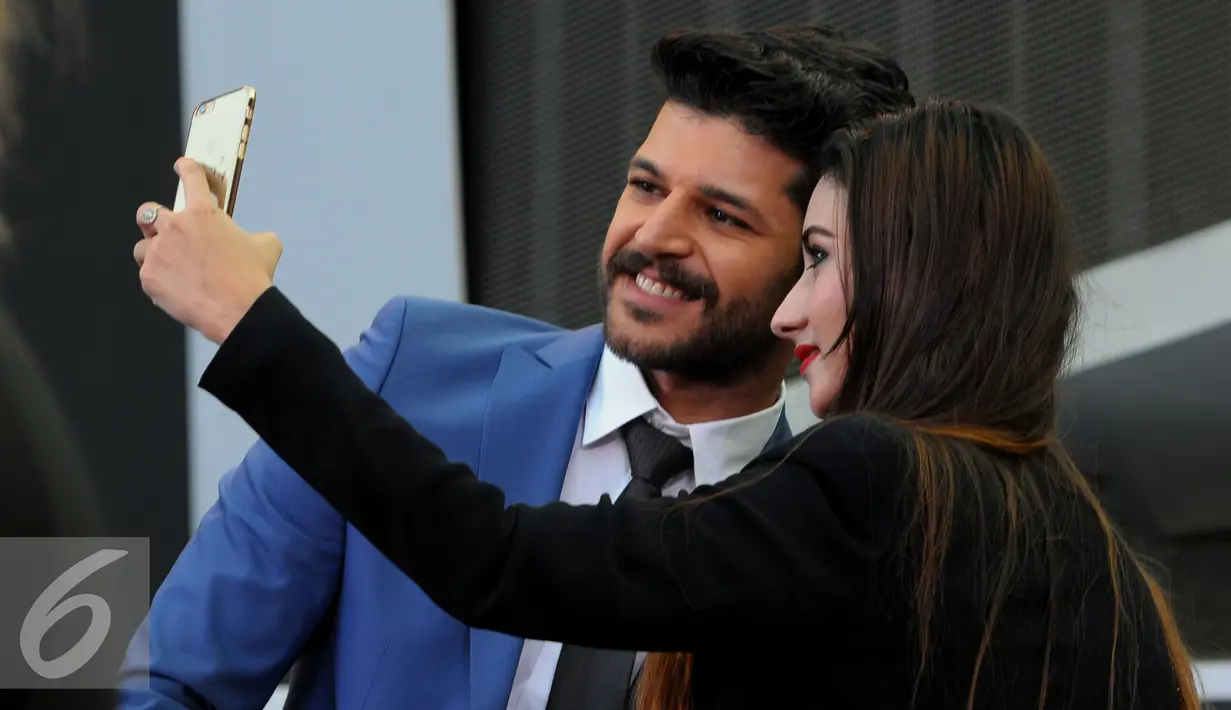 Para pemain serial Elif melakukan selfie saat Meet and Greet yang diselenggarakan SCTV sebagai perayaan HUT ke-25 SCTV di Senayan, Jakarta, Senin (24/8/2015). (Liputan6.com/Faisal R Syam) 