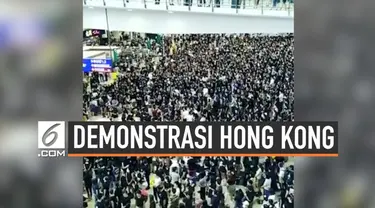 Aksi menduduki Bandara Internasional Hong Kong terus berlanjut. Sejak hari Jumat (9/8/2019) ribuan demonstran meramaikan bandara tersebut.