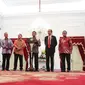 Hanura Wiranto (ketiga kanan) bersama Presiden Jokowi dan Ketum PAN Zulkifli Hasan memberi keterangan di Istana Negara, Jakarta, Rabu (2/9/2015). PAN menyatakan resmi bergabung dengan koalisi partai pendukung pemerintah. (Liputan6.com/Faizal Fanani)