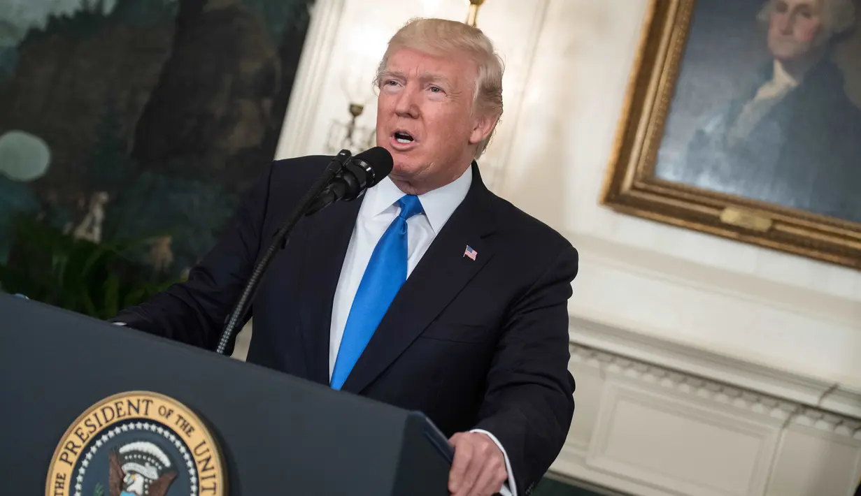 Donald Trump menyampaikan pernyataan terkait penembakan terhadap Steve Scalise di Gedung Putih di Washington (14/6). Trump juga mengunjungi Rumah Sakit Medstar Washigton, dimana legislator Partai Republik Steve Scalise di rawat. (AFP Photo/Nicholas Kamm)