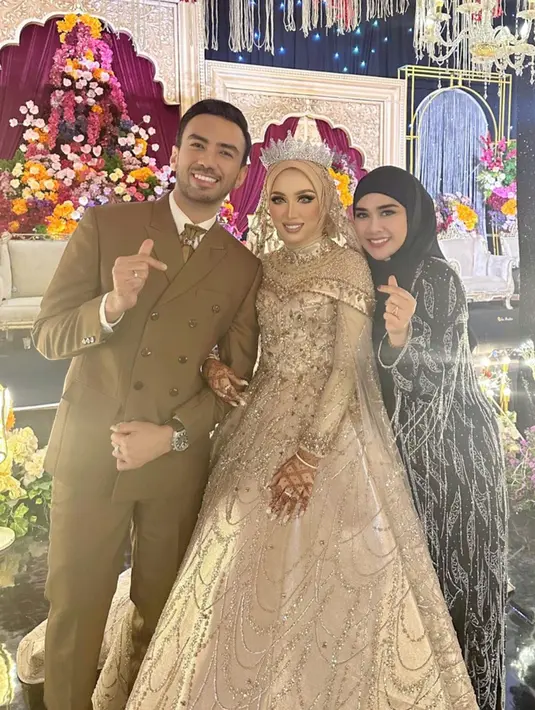 Saat resepsi, pasangan selebriti ini terlihat tampil dengan busana bernuansa cokelat muda. Bahkan, Amira tampil dalam balutan gaun mewah lengkap dengan tiara. 
(Liputan6.com/IG/@adelahaddad17)