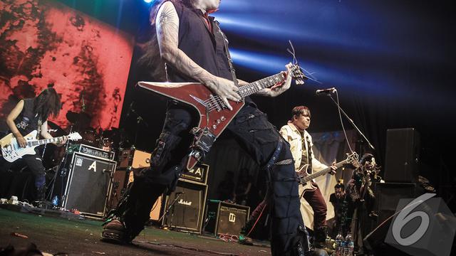 Koil Hancurkan Gitar Saat Aksi di Streetwear Tour 2014