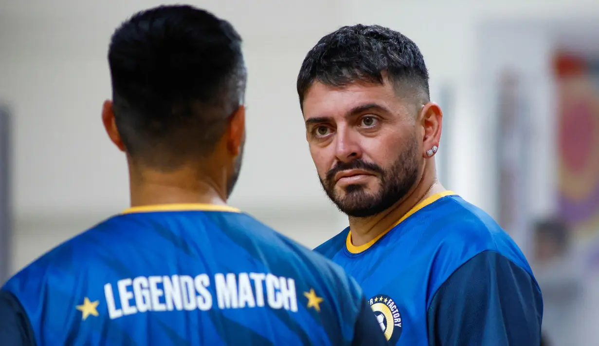 Putra dari mendiang Diego Maradona, Diego Armando Maradona Jr ikut bermain dalam laga bertajuk Legends Soccer Match untuk merayakan ulang tahun Diego Maradona di American Dream Mall, East Rutherford, New Jersey, pada 30 Oktober 2025. (AFP/Kena Betancur)