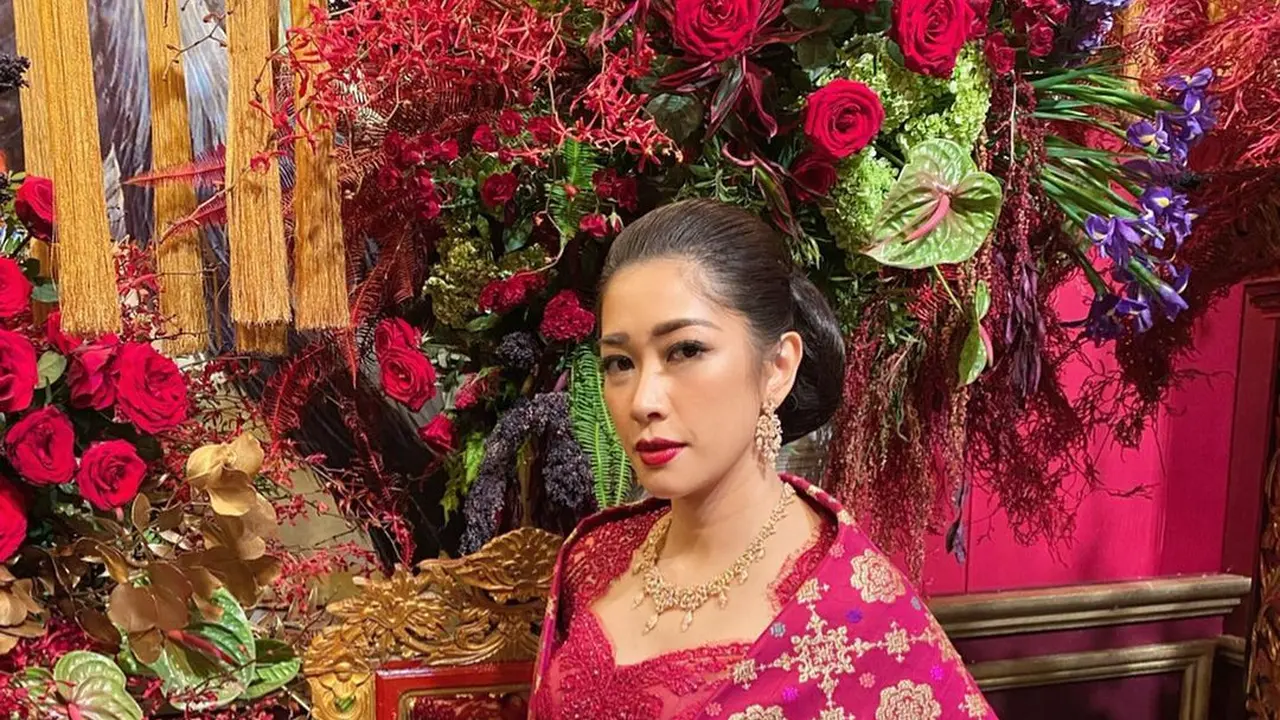 8 Potret Anggun Menantu SBY Aliya Rajasa dalam Balutan Kebaya, Inspirasi Gaya Kondangan hingga Wisuda