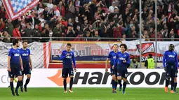 Para pemain Lazio bereaksi setelah kalah telak dari Red Bull Salzburg pada leg kedua perempat final Liga Europa di Red Bull Arena, Jumat (13/4). Lazio gagal melangkah ke semifinal usai disingkirkan Salzburg 1-4. (AP/Kerstin Joensson)