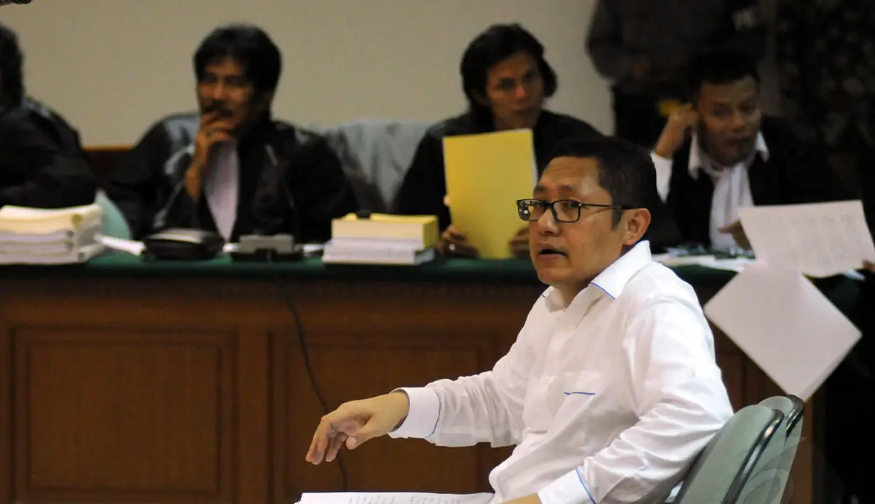 Terdakwa kasus dugaan korupsi proyek Hambalang, Anas Urbaningrum, bersiap membacakan nota pembelaan dirinya di Pengadilan Tipikor Jakarta, (18/9/2014). (Liputan6.com/Helmi Fithriansyah)