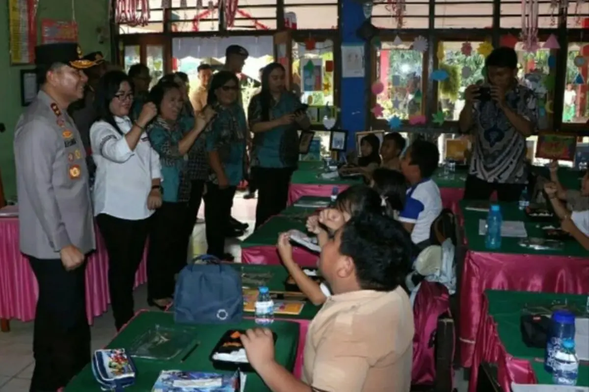Kapolda Sulut Irjen Pol Roycke Langi saat meninjau makan siang bergizi di salah satu SD di Manado pada, Jumat (15/11/2024).