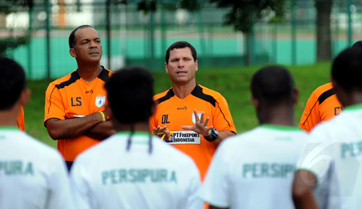 Pelatih Persipura Jayapura, Oswaldo Lessa (kedua dari kiri - hadap lensa) memberikan arahan kepada tim Mutiara Hitam jelang latihan di Lapangan C Senayan, Jakarta, Senin (16/2/2015). (Liputan6.com/Helmi Fithriansyah)