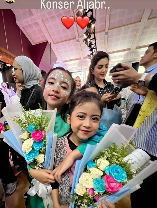 Lewat video yang diunggah kedua orang tuanya, Megu dan Mishka nampak begitu bersemangat. Di atas panggung keduanya pun memberikan penampilan terbaiknya. [Foto: Instagram Stories/desta80s]