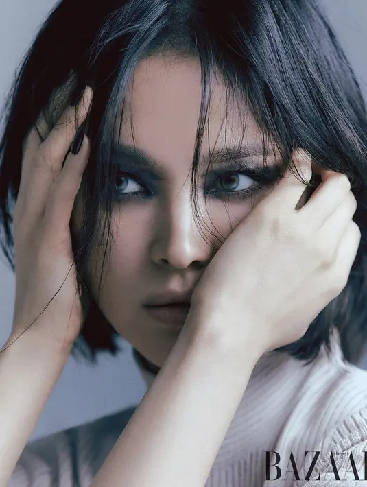 Gaya makeupnya tersebut dilakukan untuk pemotretan majalah Harper's Bazaar Korea. Pada 22 Februari, Song Hye Kyo pun telah mengungkapkannya. (@kyo1122)