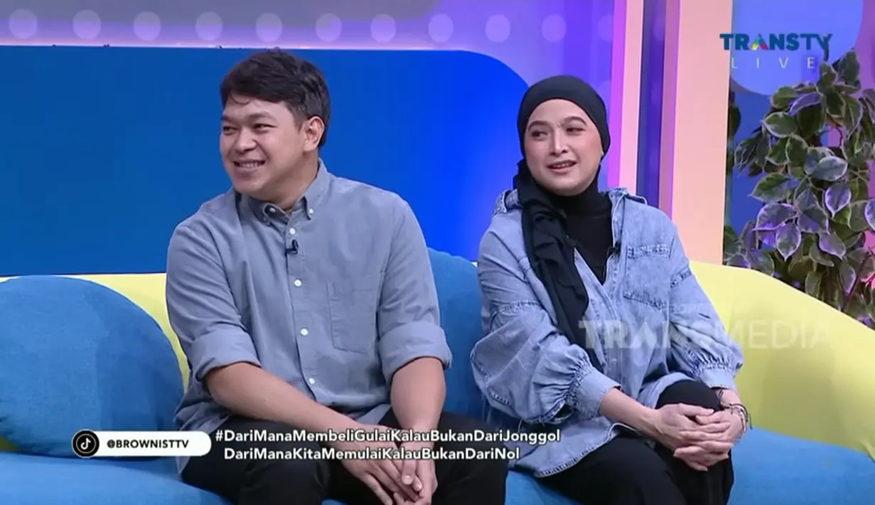 "Mungkin karena udah dari tahun 1995, terus kayak bosen, sebosen itu sih. Tiba-tiba jengah banget sama dunia entertainment, mau ngapain lagi, harus sesuatu yang baru," kata Early saat menjadi bintang tamu acara Brownis Trans tv. [Youtube/TRANS TV Official]