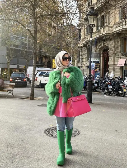 Melalui akun Instagram pribadinya, Mama Amy terlihat mengenakan jaket bulu faux warna hijau yang serasi dengan bootsnya. Dipadukan dengan inner dress pink sesuai dengan handbag Hermesnya, dan kerudung segi empat abu-abu. Untuk bawahan ia memilih celana denim untuk tampil lebih santai.