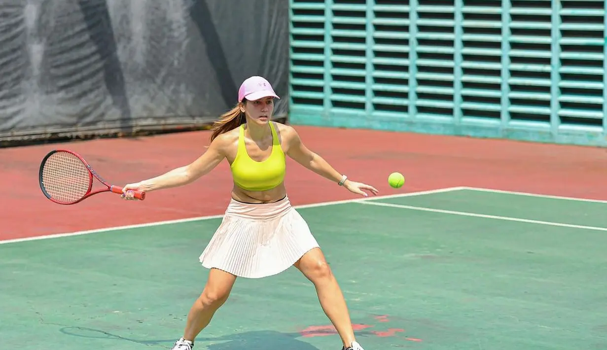 Selain tenis, beberapa olahraga outdoor yang pernah dilakukan Pevita adalah diving, hiking, dan lainnya. (Instagram/pevpearce)