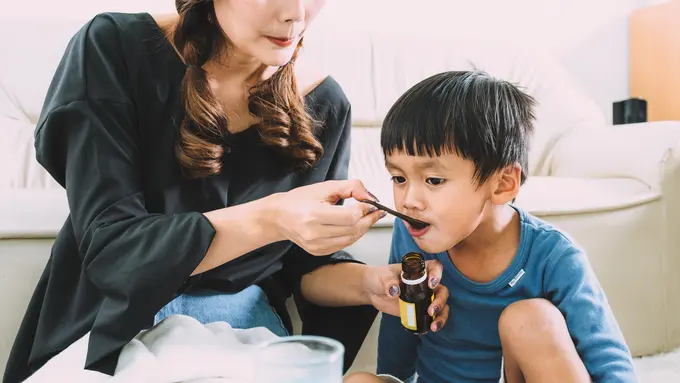 Ilustrasi anak minum obat sirup