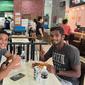 Ilhan Fandi dan Hariss Harun makan siang di resto nasi padang milik kiper Singapura (Instagram dapurhassanSG)