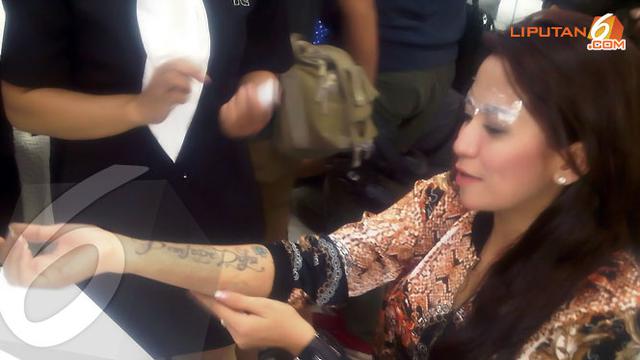 Hapus Tato Nama Mantan Suami Cinta Penelope Kesakitan Showbiz Liputan6 Com