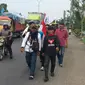 Protes pelayanan BPJS Kesehatan, warga Surabaya jalan kaki ke Jakarta ingin bertemu Presiden Jokowi. (Liputan6.com/Fajar Eko Nugroho)
