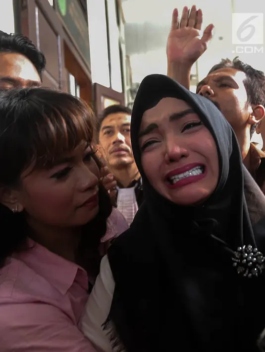 Terdakwa kasus penyalahgunaan narkotika Roro Fitria menangis usai menjalani sidang putusan di PN Jakarta Selatan, Kamis (18/10). Roro di hukum pidana selama 4 tahun dan denda sebesar Rp 800 Juta dan subsider selama 3 bulan. (Liputan6.com/Faizal Fanani)