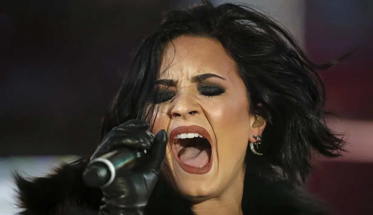 Aksi Demi Lovato saat menghibur penggemarnya selama perayaan malam tahun baru 2016 di Times Square,Manhattan borough New York, USA (31/12/2015). (REUTERS/Carlo Allegri)