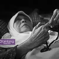 Kondisi terakhir Aminah Cendrakasih. Ia sudah tidak lagi bisa melihat akibat glaukoma yang diidapnya. (Foto: Adrian Putra, DI: Muhammad Iqbal Nurfajri/Bintang.com)