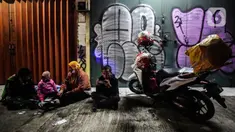 Pemudik yang menggunakan sepeda motor beristirahat saat melewati Jalan Dr. H Juanda, Bekasi, Jawa Barat, (29/4/2022). Pada H-3 Idul Fitri 1443 H Pemudik yang menggunakan sepeda motor memadati bekasi untuk menggunakan jalur pantura untuk sampai ke kampung halaman. (Liputan6.com/ Johan Tallo)