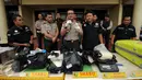 Kapolres Jakarta Barat, Kombes (Pol) Rudy Heriyanto AN (tengah) menjelaskan kronologis penangkapan tersangka pengedar narkotika jenis sabu di Jakarta, Rabu (23/3/2016). Polres Jakarta Barat mengamankan 16 kg sabu. (Liputan6.com/Helmi Fithriansyah)