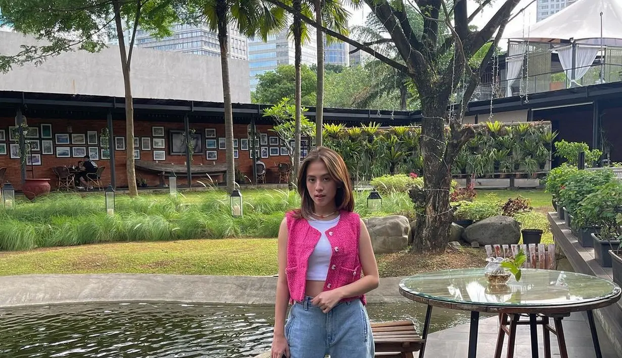 Vest pink bisa jadi opsi bagi yang ingin mencoba pakai fashion item pink. Dengan panduan basic kaus putih dan celana jeans. [@zaraadhsty]