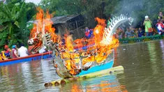 Masyarakat cina benteng merayakan upacara tahunan bernama festival Peh Cun di tepi sungai Cisadane, Kota Tangerang, Senin (2/6/14). (Liputan6.com/Faisal R Syam)